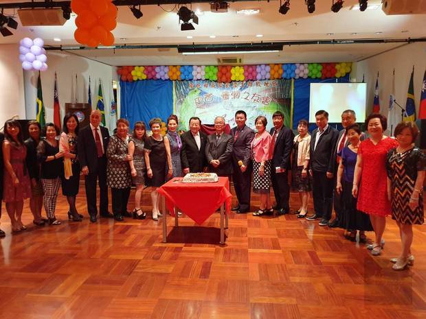 出席貴賓、五月份壽星與母親代表共同切蛋糕慶祝佳節。