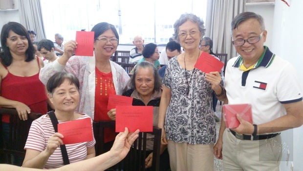 活動尾聲致贈母親節紅包，代表里約中華會館對母親們的關懷。