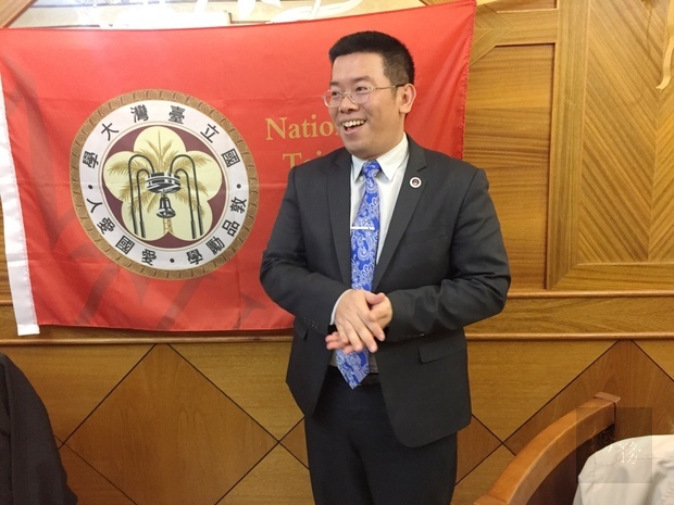 同為臺大畢業校友的詹前校表示，很高興能夠與學長姐們共同慶祝母親節。