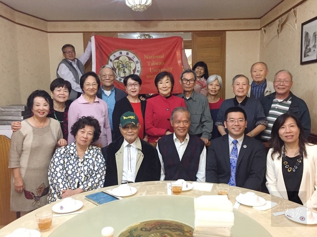 本次活動因獲贈臺大校旗而增色不少。