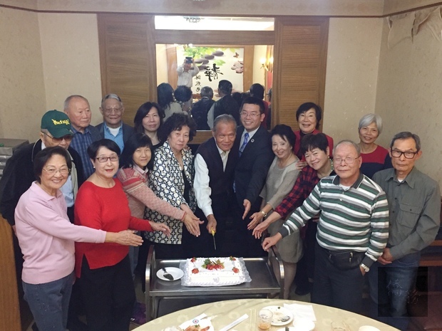 出席校友及眷屬們一同切蛋糕慶祝、共度溫馨佳節。