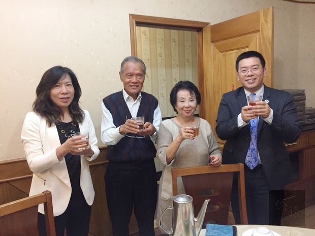 (左起)呂秀玲、劉振聲夫婦、詹前校於餐會中向大家致意。