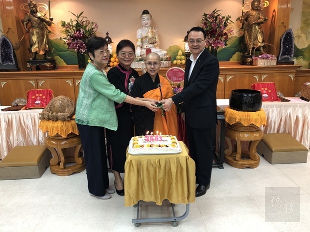 周麟夫婦參加亞松森禪淨中心佛誕節暨母親節慶祝會。(右起:周麟、覺文法師、范淑梅、周麟夫人)。