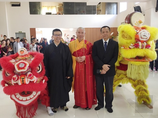 張崇哲(右一)、守志法師(中)葉光向(左一)和祥獅獻瑞。