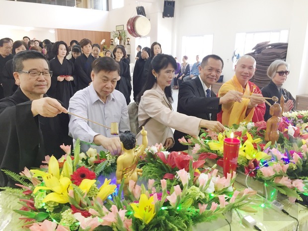 張崇哲(右三)、守志法師(右二)、劉國安(左二)、葉光向(左一)浴佛。
