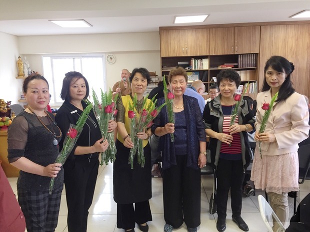 獻花給媽媽代表。