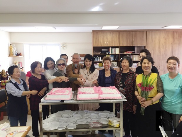 媽媽代表合切母親節大蛋糕。