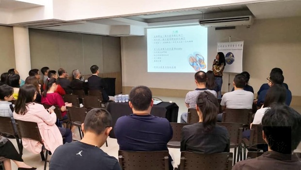 旅巴拉圭臺灣商會青商會邀請「換日線」專欄作家「York約克」分享她在里約「大社區」服務經驗。