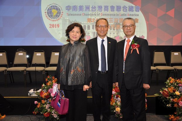 中南美洲臺灣商會聯合總會監事聯席會議上，吳新興(中)與張德輝夫婦合影。