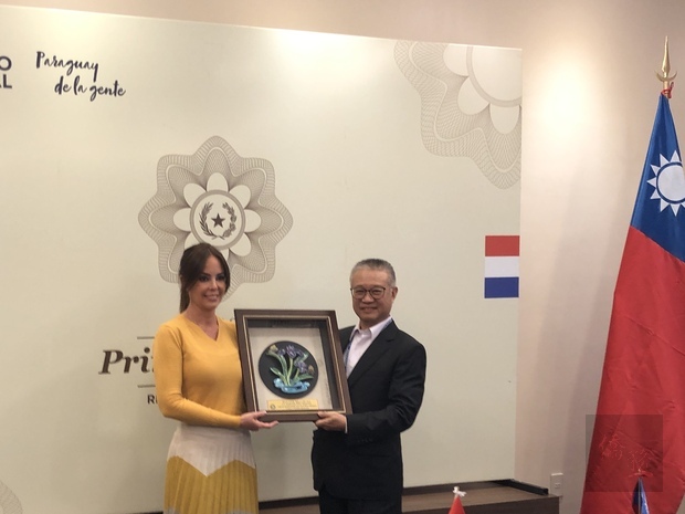 張德輝致贈具有臺灣特色的蘭花陶藝作品給巴拉圭第一夫人(Silvana Abdo)女士。