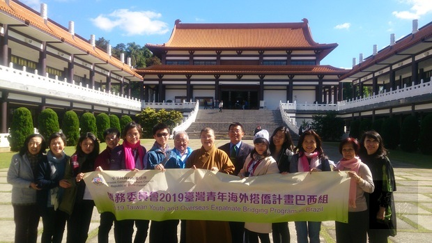 佛光山如來寺妙佑法師(前排左8)代表歡迎學員們，在座談中讓學員們瞭解宗教在僑胞生命的重要性。