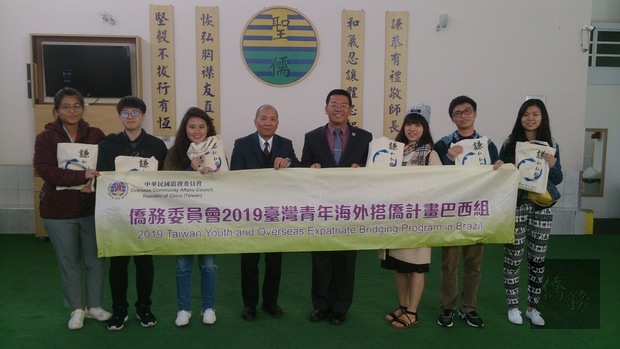 聖儒華文學校林志孟校長(左4)代表致贈紀念品予學員們。