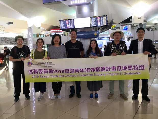 杜戎珄及朱育傑夫婦機場歡送4位臺灣青年。