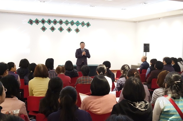 詹前校(手持麥克風者)期勉參加人員在培訓課程中,藉由聆聽專題演講、與同事討論交流,以及經驗分享中能夠有所啟發。