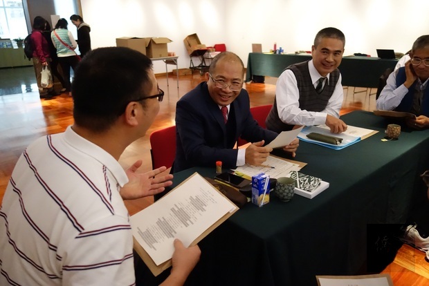 林志孟、徐勝鈺(前排左2、左3)與教職員一同進行「PAC人格測驗」,瞭解自己是屬於哪一類型的人格。