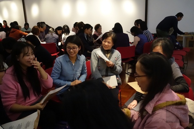 定期舉辦教職員進修,有助於聯繫教職員間感情。