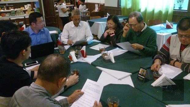 出席會員於會中逐條審議「中華民國巴西米納斯州美景市僑界急難救助協會」組織章程名稱暨所有條文。