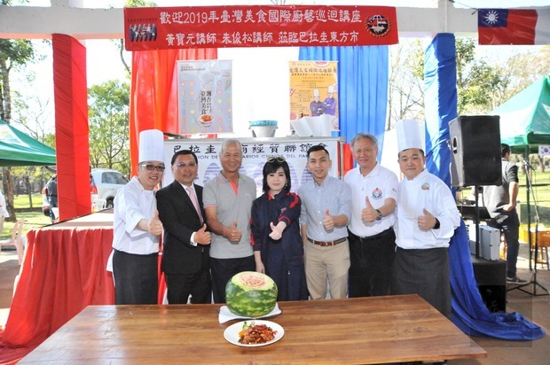 僑務委員會臺灣美食國際廚藝巡迴黃寶元（左1）與朱俊松(右1)蒞臨東方市「國際美食節」展演，大獲好評。