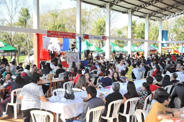 巴拉圭東方市「國際美食節」迄今已邁入第四個年頭，是由巴拉圭日本會館與中華會館聯合舉辦，每年吸引各族裔民眾踴躍參加。