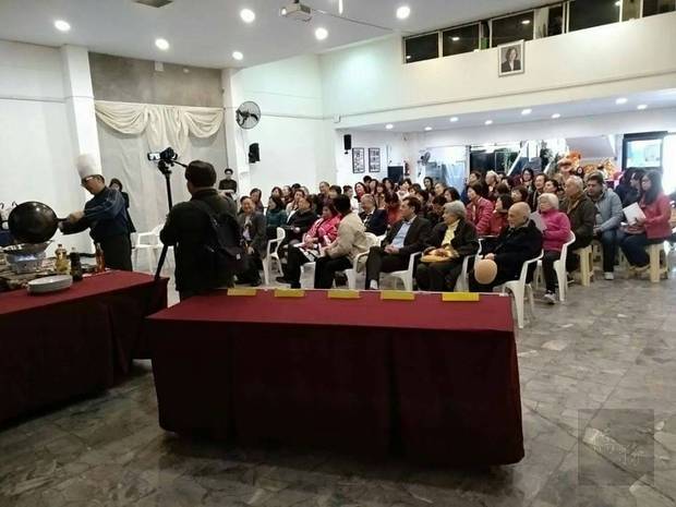 黃寶元及朱俊松在臺灣僑民聯合會館進行臺灣美食廚藝示範教學。