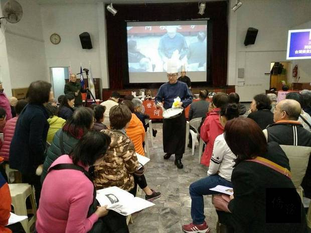 與會臺灣僑胞及阿國友人均專注凝聽及勤作筆記。