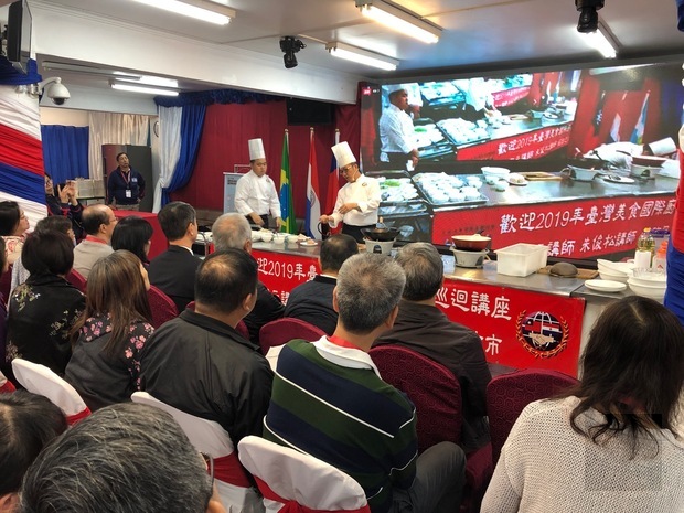 巴拉圭地區臺灣美食巡迴講座日前在巴拉圭華商經貿聯誼會安排下，在東方市中華會館進行廚藝教學示範