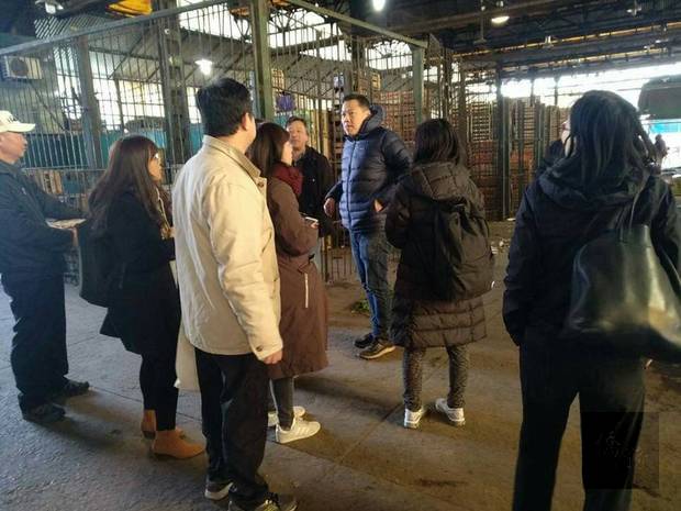 搭僑計畫臺灣青年拜會旅阿僑臺商企業及參觀當地果菜市場。