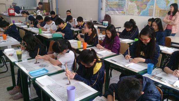 水墨畫課程中，樂青中心學生專注地練習運筆。