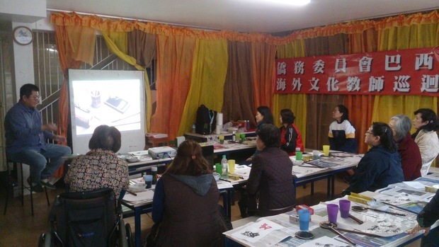 樂兒學園暨樂青中心的教師們仔細聆聽王士樵(左1)講授與水墨畫相關之藝術知識。