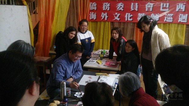樂兒學園暨樂青中心的教師們觀看王士樵示範繪製金魚。