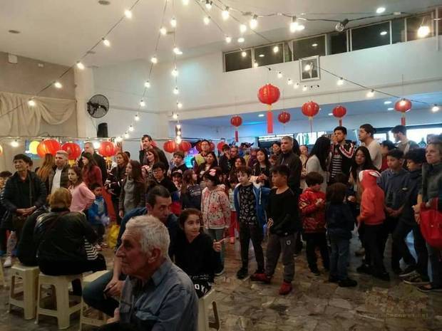 旅阿臺灣僑民及阿國友人參與「中秋美食祭」開幕式。