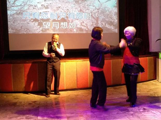 與會臺灣僑民歡唱卡拉OK及舞蹈表演。