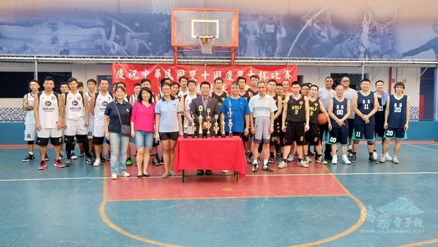 詹前校(前排右3)出席巴西華僑籃球協會舉辦的「慶祝中華民國雙十國慶雙十盃比賽」，與高頤婷(前排左3)、張南夫(前排右1)及部分參賽隊伍合影留念。