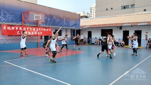 巴西華僑籃球協會每年均舉辦雙十盃比賽，提倡正當休閒活動與培養運動風氣。