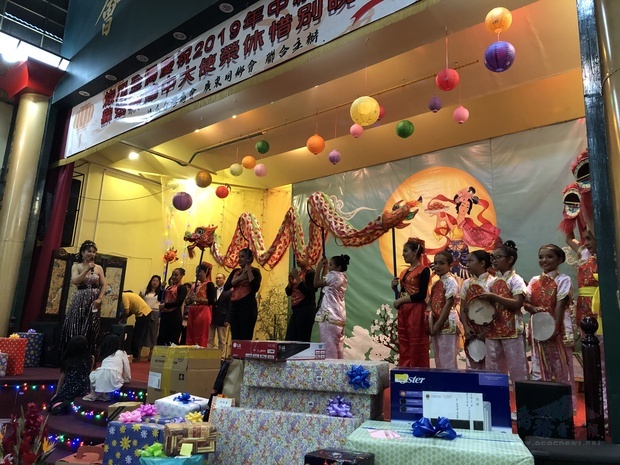 華文班學生舞蹈表演。