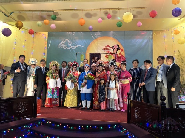 賴建中及僑領與粵劇演出者合影。