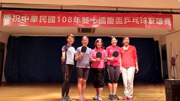 李文怡(左2)、鄧琇方(中)、廖苑君(右2)獲得女子組前3名，與徐澤玗(左1)、呂秀玲(右1)合影。