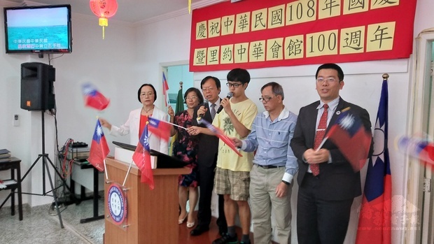 何建功夫婦(左2、左3)、詹前校(右1)、吳水益(右2)、蔡正美(左1)等人上臺合唱中華民國頌。