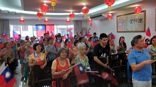 里約地區僑胞手持小國旗，共同祝賀中華民國生日快樂。