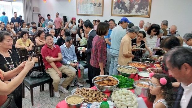 里約中華會館準備多種菜餚，讓僑胞朋友們一邊享用美食，一邊聯繫情誼。