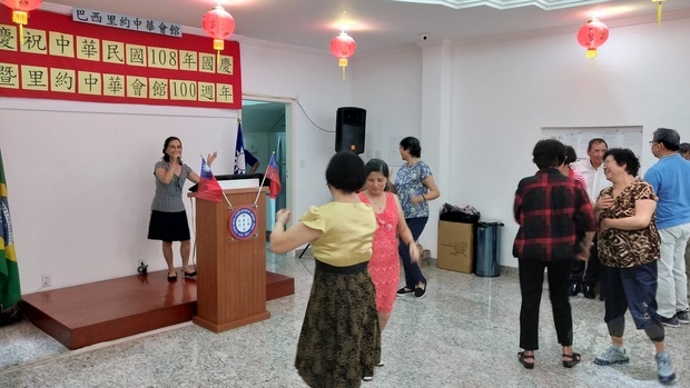 開始後,僑胞朋友們載歌載舞,共度歡樂午後時光。