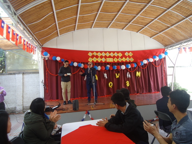 僑務委員陳吉明贈青年會補助款。