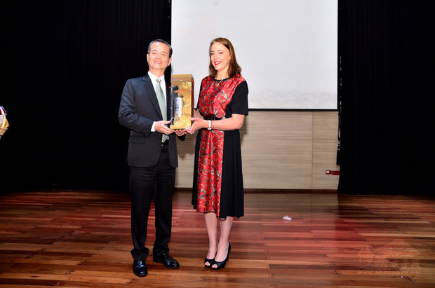 駐東方市總領事陳昆甫與UNAE大學校長Dra.Nadia  Czeraniuk交換紀念品。