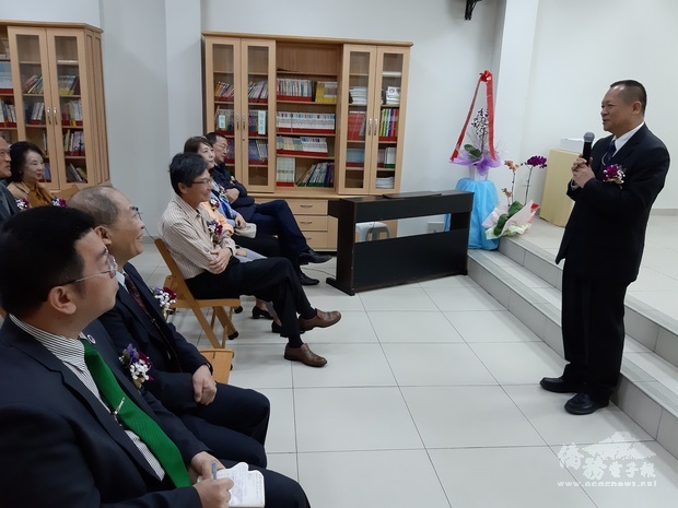 張崇哲(右1)祝福松柏學院的學員們重陽節快樂，並且表示希望日後有機會來松柏學院擔任講座授課。