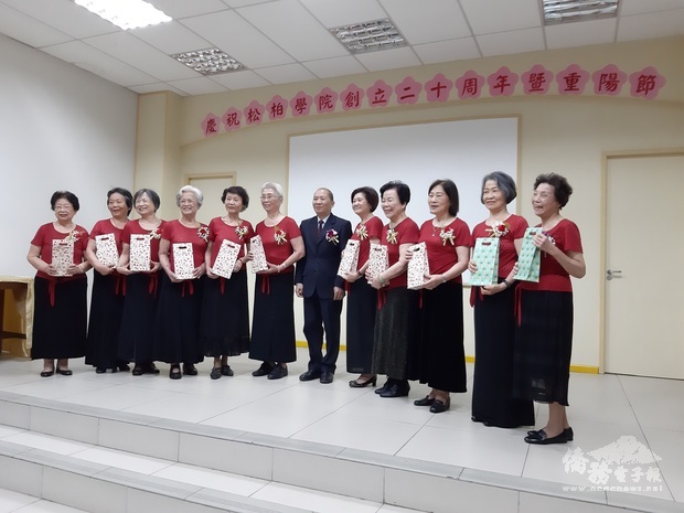 林志孟校長致贈重陽節禮物予松柏學院的學員們，鼓勵他們「活到老，學到老」的求學精神。