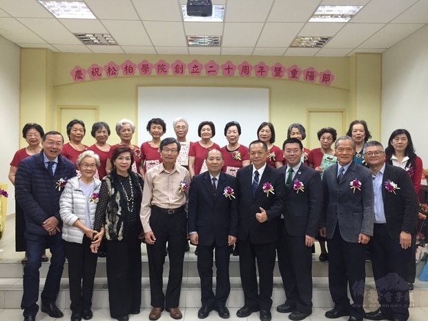 出席貴賓與松柏學院師生合影留念，見證松柏學院20年來的發展。
