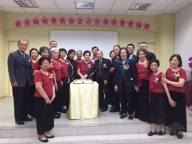 出席貴賓與松柏學院師生合影留念，見證松柏學院20年來的發展。
