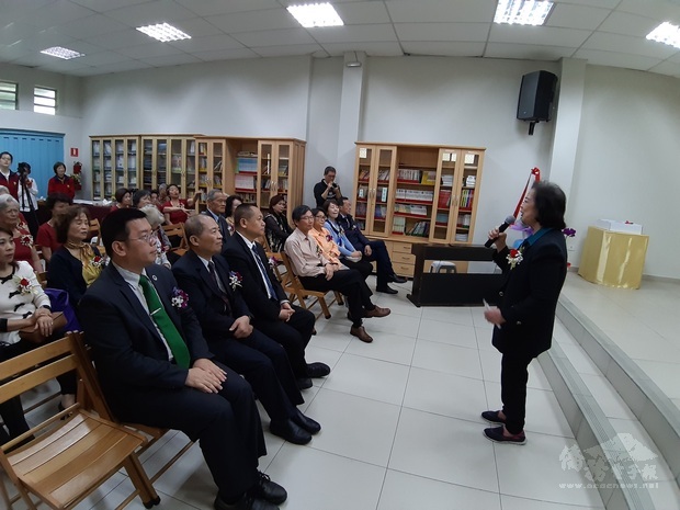 學員江美惠(右)代表致詞，簡介松柏學院的沿革演變。