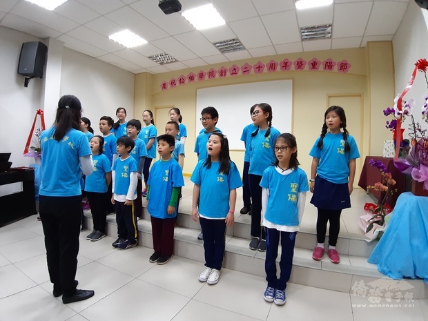 聖儒兒童合唱團為松柏學院的學員們演唱《天水流長》、《童年》、《外婆的澎湖灣》，獲得現場貴賓好評。