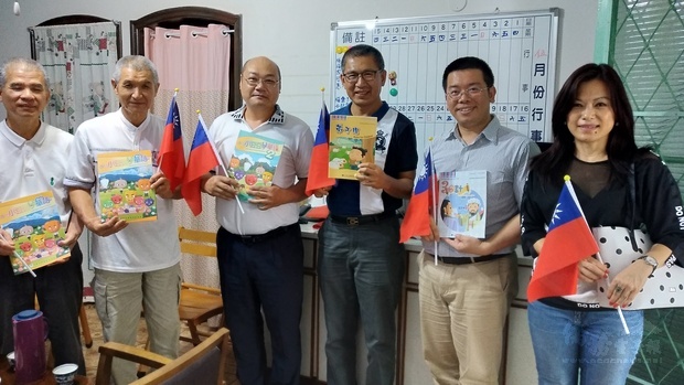 詹前校(右2)與黃麗縝(右1)代表致贈僑委會自編教材與手搖小國旗，希望善化中文學校日後與聖保羅文教中心能有更密切的互動。